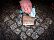 Reinigung des Stolpersteines