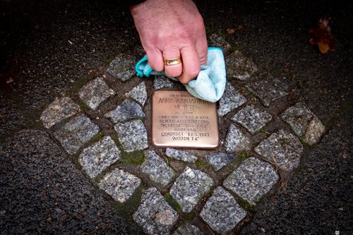 Reinigung des Stolpersteines