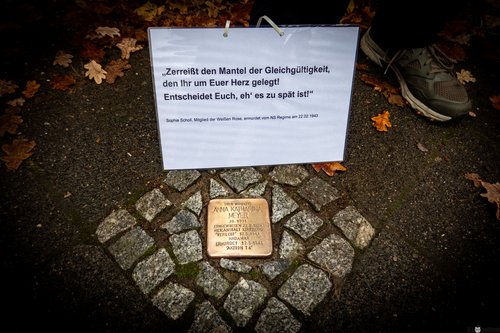 Geputzter Stolperstein und Mahnung